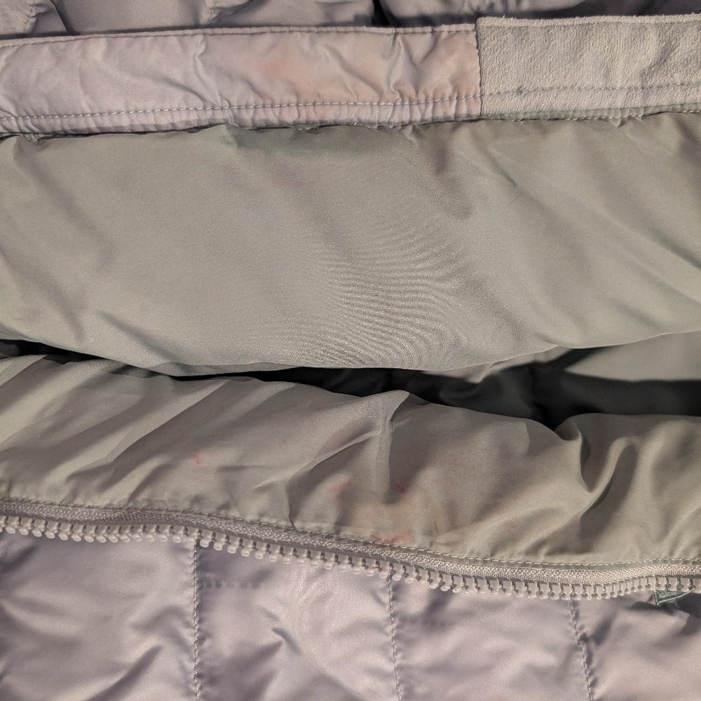 The North Face Women's Light Gray Puffer Jacket - Picture 16 of 16